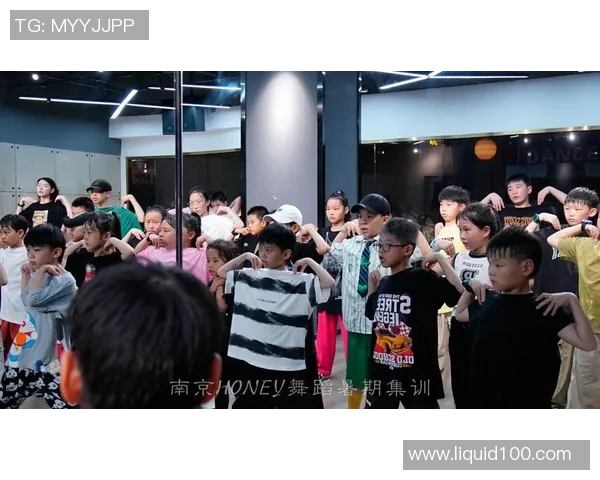 南京街舞队的灵活性揭秘：街舞巨献带你领略舞动之美与激情